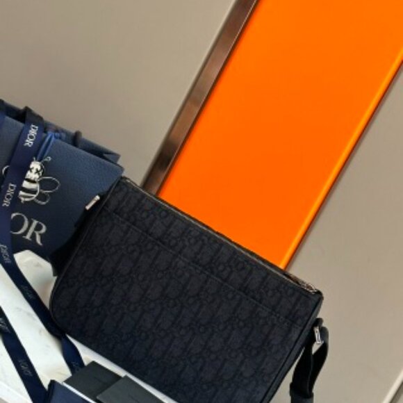 Classic DIOR Bag: A Stylish and Versatile Choice for Elegance - Picture 4 of 4